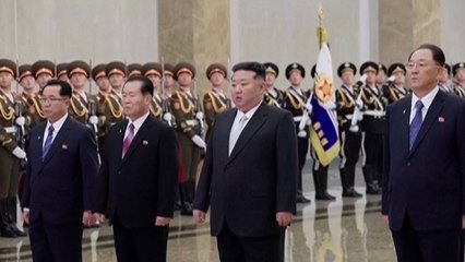 Kim Jong-Un visita la tumba de su padre por su cumpleaños