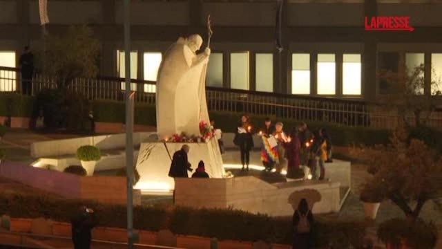 Roma, fedeli pregano per Papa Francesco all'esterno del Gemelli