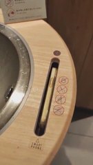 El sorprendente método japonés para desinfectar smartphones en restaurantes de comida rápida