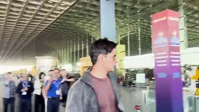 Sidharth Malhotra और Kiara Advani एअरपोर्ट पर दिखा स्टाइलिश लुक, पैपराजी को नहीं दिया भाव