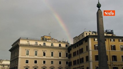 Arcobaleno su Palazzo Montecitorio e Palazzo Chigi.mp4