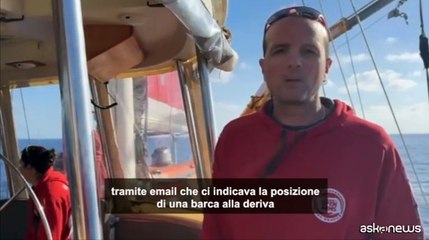 Migranti, Open arms - soccorsi 17 su un gommone, tra loro bambini.mp4