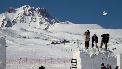 Almanya, İtalya ve nicesi! Erciyes’teki kar sanata dönüşüyor