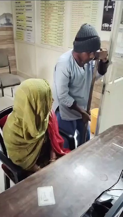 चार वर्ष से बिछुड़ा बेटा मां से मिला तो मां आंखों से बह निकली अंस्रुधारा