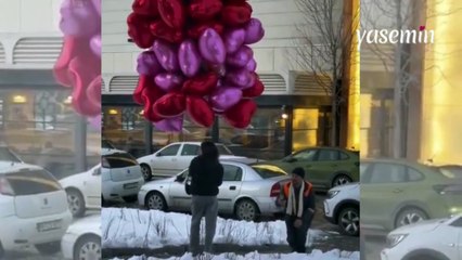 Baloncudan izin istedi bir sürü balonla fotoğraf çekti! 14 Şubat'tan kalan anlar...