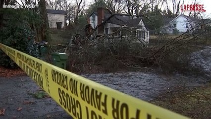 Enorme albero cade su una casa a Atlanta: un morto