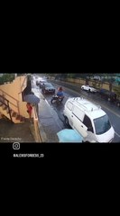 Mujer cae de las escaleras de su casa