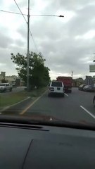 Camiones circulan en el malecón de Santo Domingo