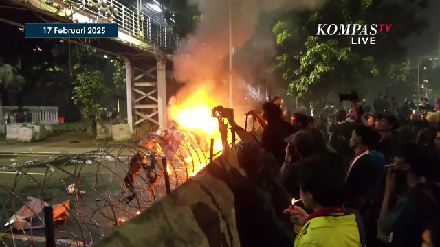 Demo Mahasiswa 'Indonesia Gelap' di Patung Kuda, Bakar Spanduk di Atas Barier