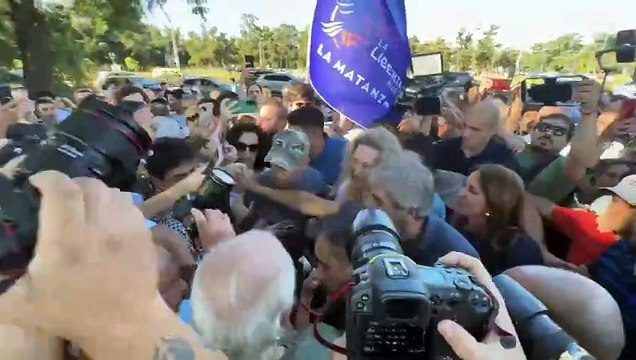 Toto Caputo y Karina Milei protagonizaron la jornada de afiliación a La Libertad Avanza en Palermo