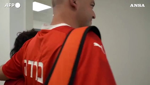 Israele, gli ostaggi liberati da Hamas abbracciano le famiglie