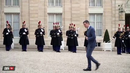 El cariñoso saludo entre Macron y Sánchez