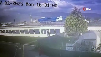 Kontrolünü kaybeden tır karşı şeride böyle geçti: 1 ölü, 1 yaralı