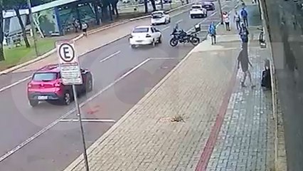 Câmera flagra mulher agredindo morador de rua com soqueira no Centro