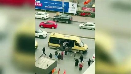 Minibüs şoförü para vermediğini iddia ettiği yolcuyu dövüp yere fırlattı