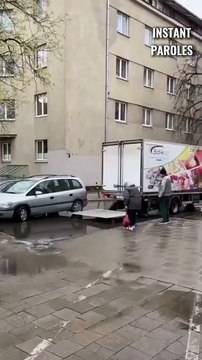 Ce chauffeur de camion permet à cette dame âgée de retrouver son véhicule lors de ces inondations