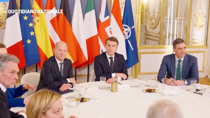 Il tavolo del vertice di Parigi con Giorgia Meloni e gli altri leader