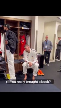 La reacción de Jokic cuando ve a Wembanyama leyendo un libro