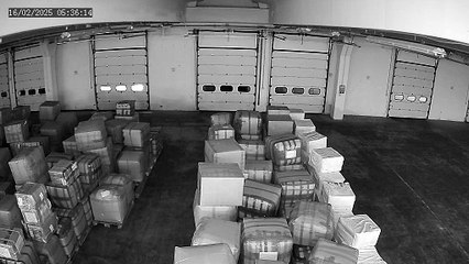 Incendi dolosi innescati da pacchi inviati alle aziende a Prato, le immagini di un'esplosione