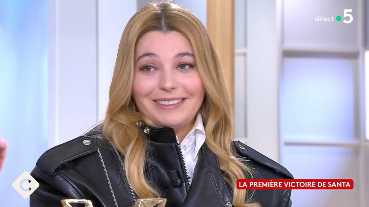 « Non, ce n’est pas le moment… » : Santa au bord des larmes en visionnant son discours aux Victoires de la musique (VIDEO)