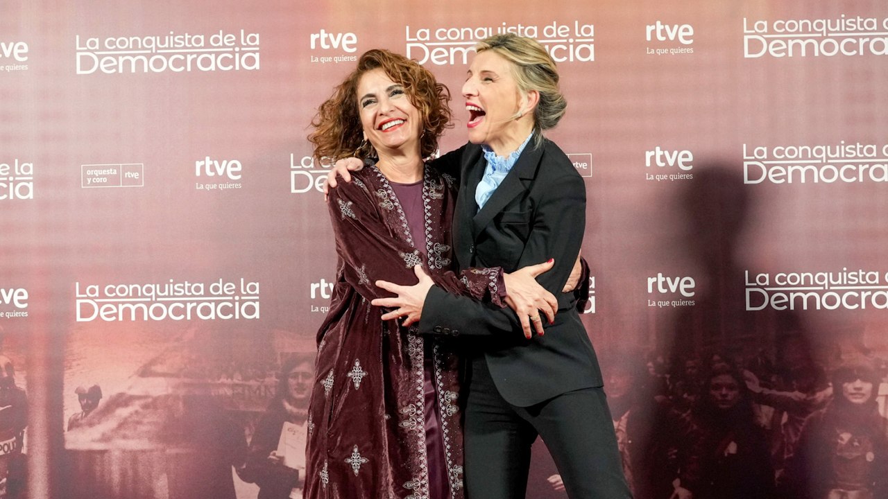 El efusivo abrazo de Montero y Yolanda Díaz tras las diferencias por la tributación del SMI