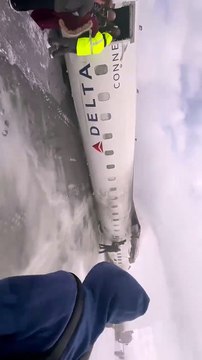 Avião capota durante o pouso, quebra asa deixa e ao menos oito pessoas feridas no Canadá