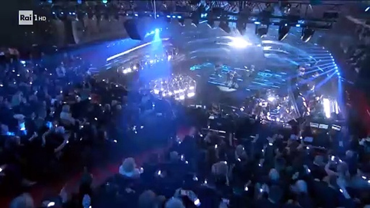 Sanremo 2025 - The Kolors con Sal Da Vinci cantano “Rossetto e caffè”