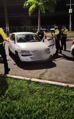 Agente do Detran puxa motorista pelo pescoço e o joga no chão durante abordagem