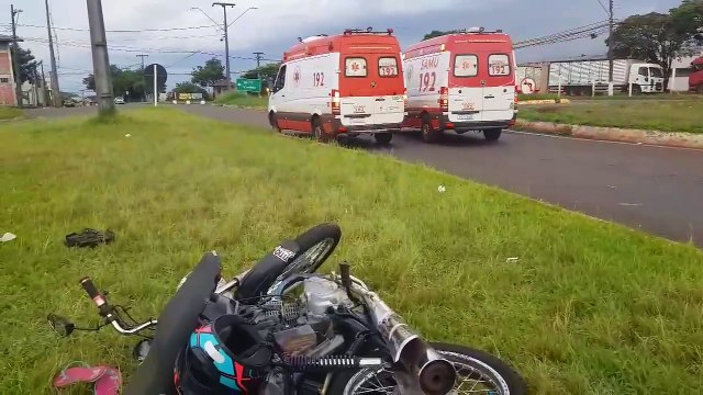 Acidente entre duas motos é registrado no Trevo de acesso ao Bairro Guarujá