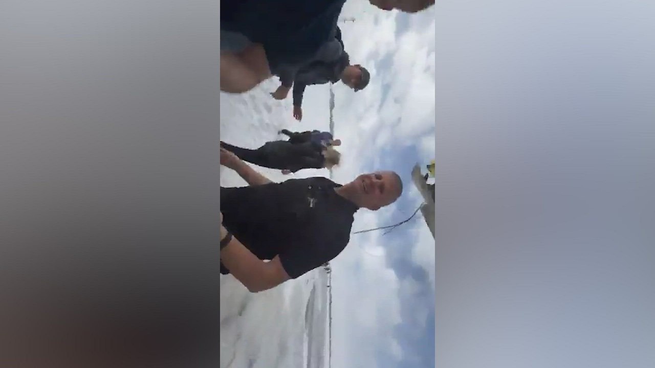 La impactante imagen de los supervivientes del accidente avión de Toronto saliendo de la aeronave