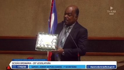 Deputado baiano leva placa de ovos para a ALBA em protesto contra Lula