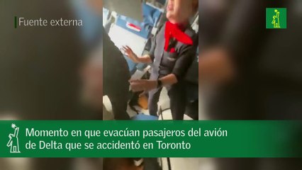 Momento en que evacúan pasajeros del avión de Delta que se accidentó en Toronto