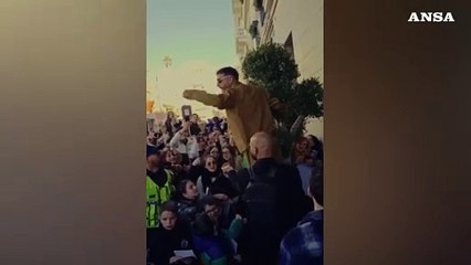 Sanremo, Rocco Hunt consegna il "pacco da giu'" per strada ai fan