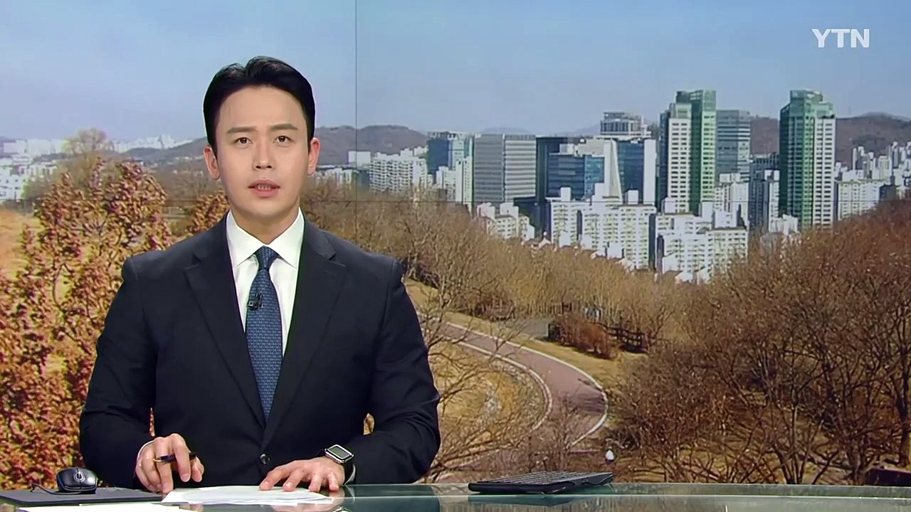달리던 승용차가 중앙분리대 충돌...60대 운전자 숨져 / YTN