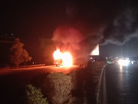 जयपुर-सीकर हाईवे पर चलती बस में लगी भीषण आग, यात्रियों ने कूदकर बचाई जान