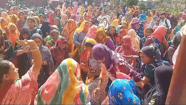 swm...यहां शोषण के विरोध में नरेगा श्रमिकों ने आयुक्त को घेरा