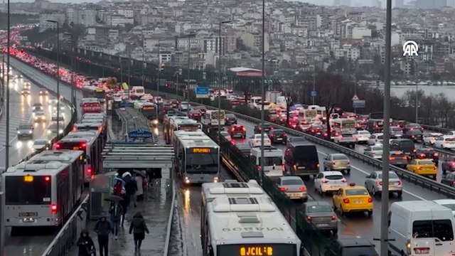 İstanbul'da sabah saatlerinde trafik yoğunluğu yaşanıyor