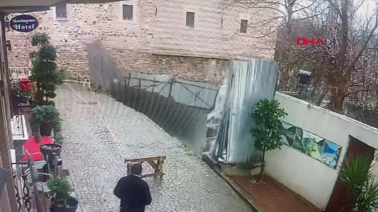 Fatih'te toprak kayması sonucu yol çöktü; o anlar kamerada