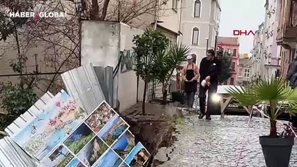 Fatih'te toprak kayması sonucu yol çöktü; o anlar kamerada
