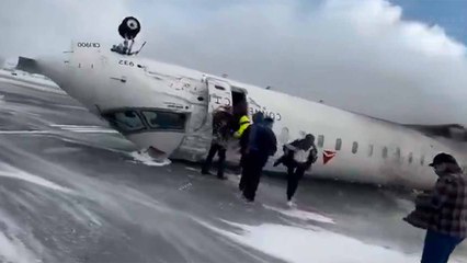 動画: デルタ航空の航空機がカナダでの緊急着陸後に横転