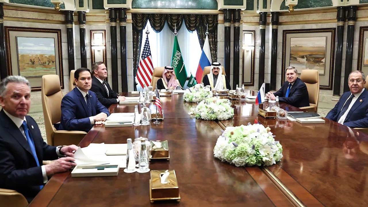 Comienza en Riad la cumbre entre Rusia y Estados Unidos para negociar la paz en Ucrania