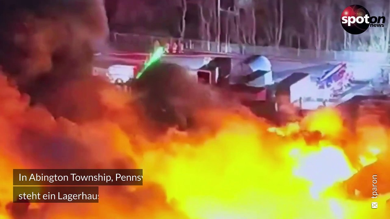 Massive explosion in technologie-komplex: feuer bricht aus