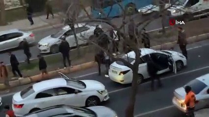 Trafikte araç sürücüsüne öldüresiye dayak kamerada