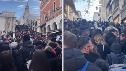 L'invasione di turisti a Venezia per il Carnevale, calli paralizzate: preso d'assalto il ponte di Rialto
