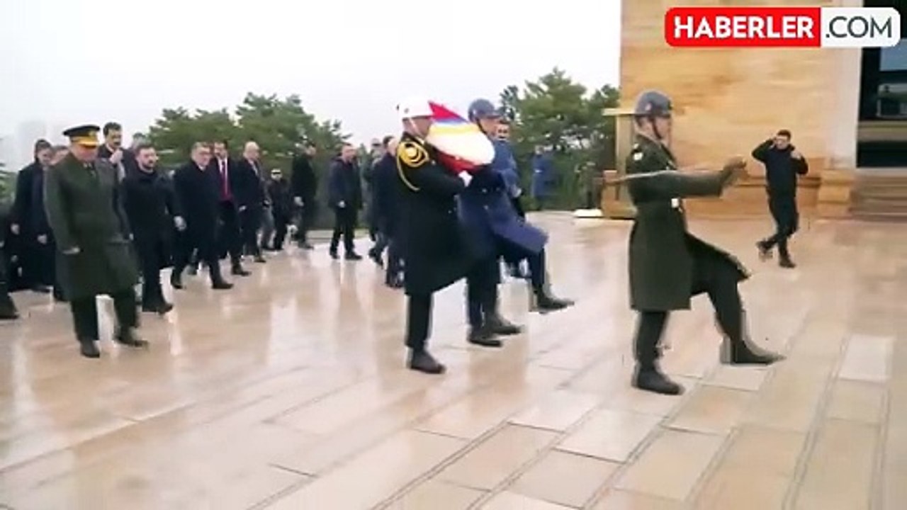 Türkiye'ye ayak basan Zelenski'nin ilk durağı Anıtkabir oldu