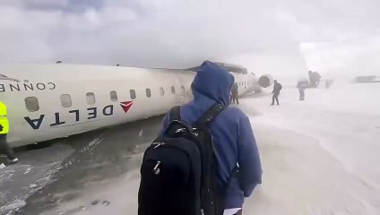 Un avión de 80 pasajeros se vuelca en un aterrizaje de emergencia en Toronto