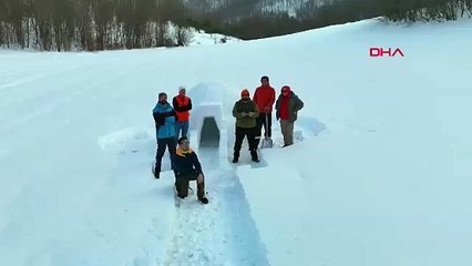 Samsun’da doğa tutkunları kar kalıplarıyla ‘iglu ev’ yaptılar