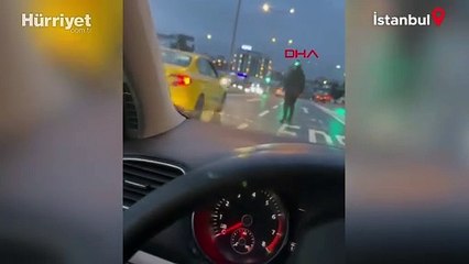Kadın sürücü kâbusu yaşadı! Önünü kesip tehditler savurdu, aracını defalarca yumrukladı