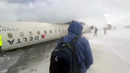 AVIÓN DE DELTA AIRLINES SE VUELCA