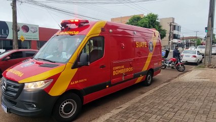 Motociclista é socorrido pelo Siate após sofrer acidente na rua Jacarezinho